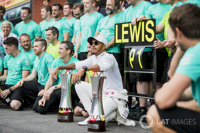 Race winner Lewis Hamilton, Mercedes AMG F1, the Mercedes team celebrate