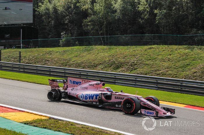 Sergio Pérez, Sahara Force India VJM10, con un neumático trasero dañado