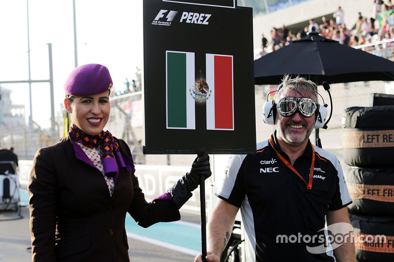 Механік Sahara Force India F1 Team із грід-гьол на стартовій решітці