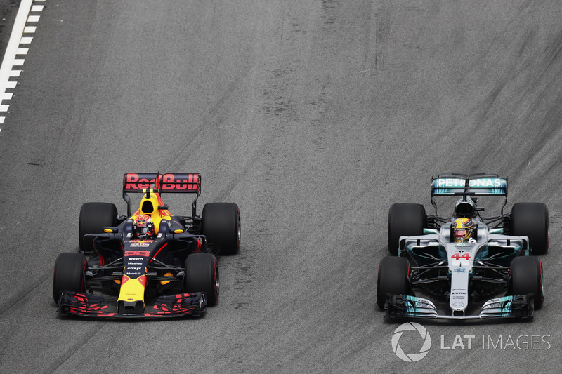 Max Verstappen, Red Bull Racing RB13, passe Lewis Hamilton, Mercedes AMG F1 W08, pour la tête