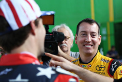 Kyle Busch y Travis Pastrana con los medios