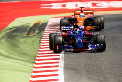 Daniil Kvyat, Scuderia Toro Rosso STR12, Fernando Alonso, McLaren MCL32