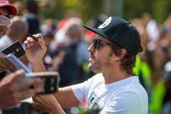 Fernando Alonso, McLaren firma autógrafos para los fans
