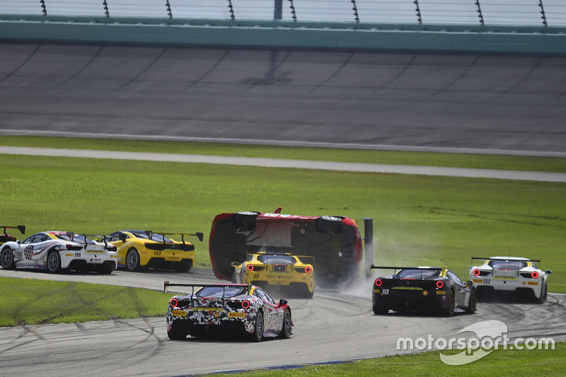 Choque del #124 Ferrari of Long Island Ferrari 488 Challenge: Jerome Jacalone