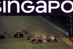 Crash: Sebastian Vettel, Ferrari SF70H, Kimi Raikkonen, Ferrari SF70H, Max Verstappen, Red Bull Raci