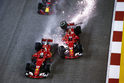 Kimi Raikkonen, Ferrari SF70H raakt Sebastian Vettel, Ferrari SF70H en Max Verstappen, Red Bull Racing RB13