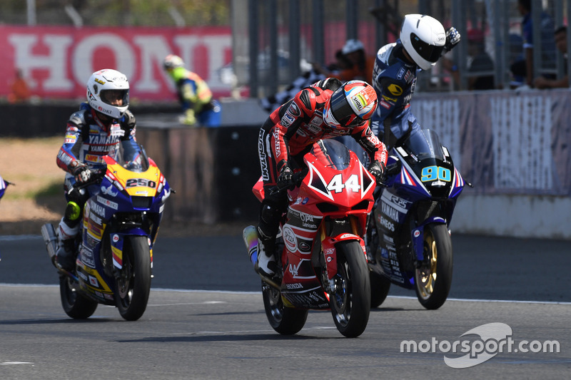 AP250: Rafid Topan Sucipto, Yamaha Yamalube KYT TJM WR Super Battery; Muklada Sarapuech, AP Honda Racing Thailand; dan Kanatat Jaiman, Yamaha Thailand Racing Team