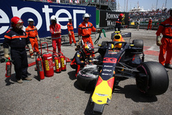 Max Verstappen, Red Bull Racing RB14 kaza sonrası aracını inceliyor