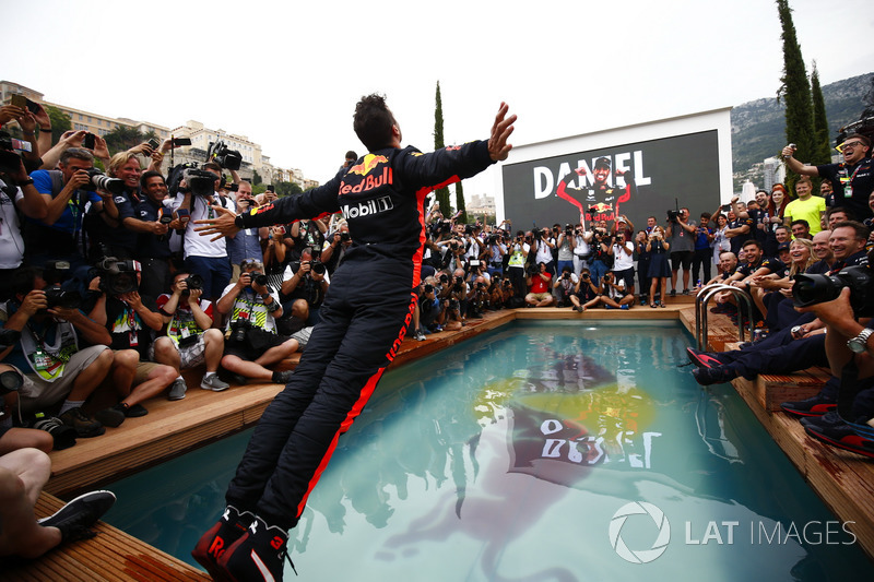 Daniel Ricciardo, Red Bull Racing, si tuffa nella piscina della Red Bull Energy Station