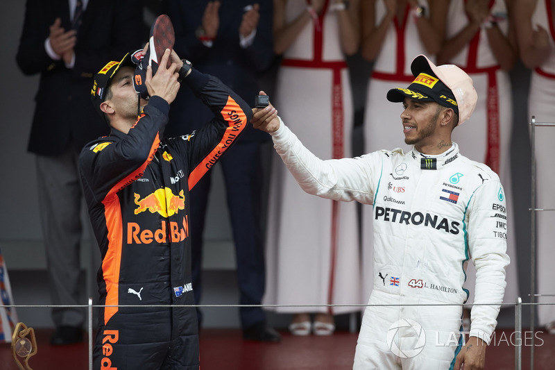 Переможець Даніель Ріккардо, Red Bull Racing, з командою, Льюіс Хемілтон