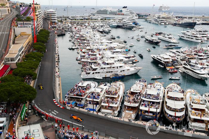 Fernando Alonso, McLaren MCL33, y Carlos Sainz Jr., Renault Sport F1 Team R.S. 18