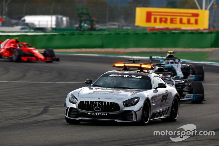 El safety por delante de Lewis Hamilton, Mercedes AMG F1 W09, Valtteri Bottas, Mercedes AMG F1 W09 y Kimi Raikkonen, Ferrari SF71H