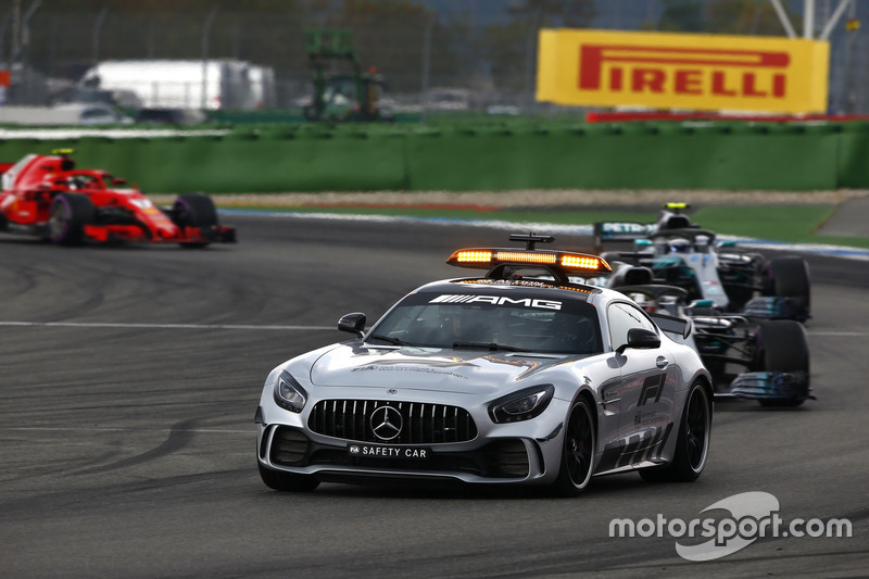Güvenlik aracı lider, Lewis Hamilton, Mercedes AMG F1 W09, Valtteri Bottas, Mercedes AMG F1 W09 ve Kimi Raikkonen, Ferrari SF71H