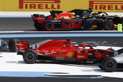 Carlos Sainz Jr., Renault Sport F1 Team R.S. 18, Daniel Ricciardo, Red Bull Racing RB14, pasa como Sebastian Vettel, Ferrari SF71H, Valtteri Bottas, Mercedes AMG F1 W09, se desvían al inicio
