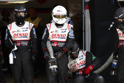 Membri del team Toyota Gazoo Racing in attesa di un pitstop