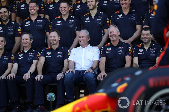 Paul Monaghan, Red Bull Racing jefe de ingenieros, Christian Horner, Red Bull Racing director y el Dr Helmut Marko, Red Bull Motorsport Consultor en la foto del equipo Red Bull Racing  con Jonathan Wheatley, Red Bull Racing Team Manager