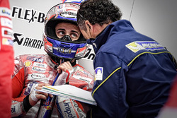 Andrea Dovizioso, Ducati Team, et un technicien Michelin