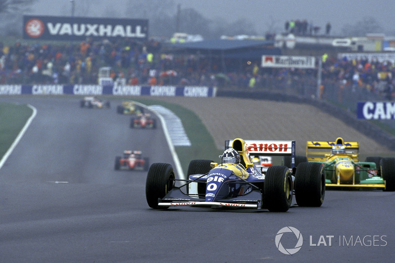 Damon Hill, Williams FW15C, devant Michael Schumacher, Benetton B193