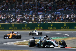 Lewis Hamilton, Mercedes AMG F1 W09, lidera a Stoffel Vandoorne, McLaren MCL33