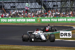 Marcus Ericsson, Sauber C37, lidera a Romain Grosjean, Haas F1 Team VF-18