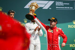 Il vincitore della gara Sebastian Vettel, Ferrari, festeggia sul podio