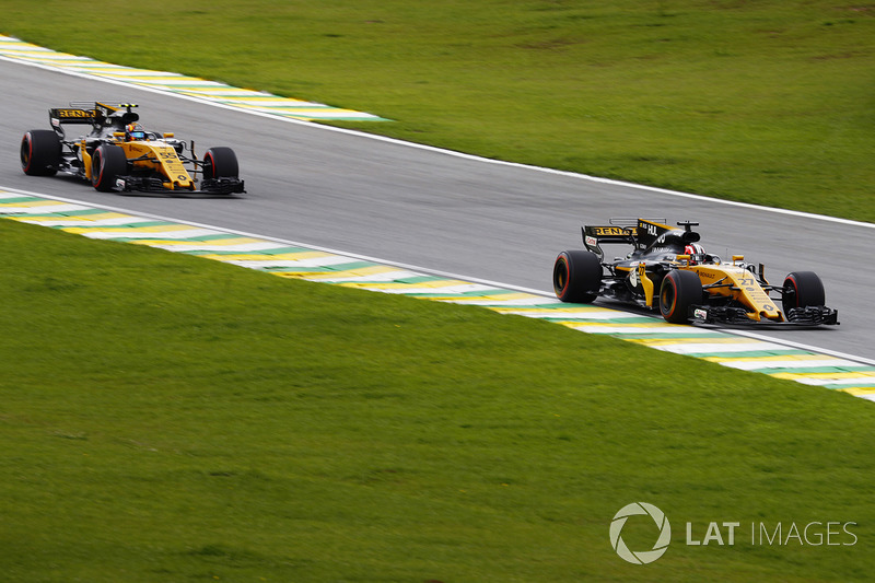 Nico Hulkenberg, Renault Sport F1 Team RS17, Carlos Sainz Jr., Renault Sport F1 Team RS17