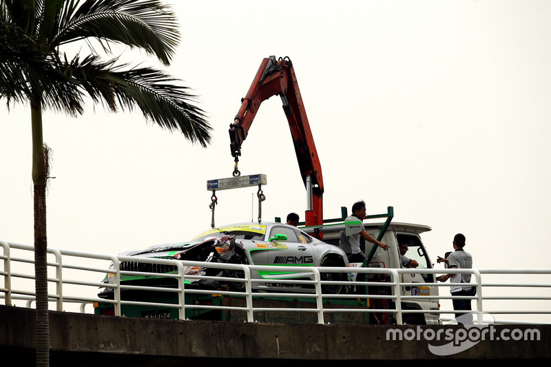 De beschadigde auto van Daniel Juncadella, Mercedes-AMG Team Driving Academy, Mercedes - AMG GT3