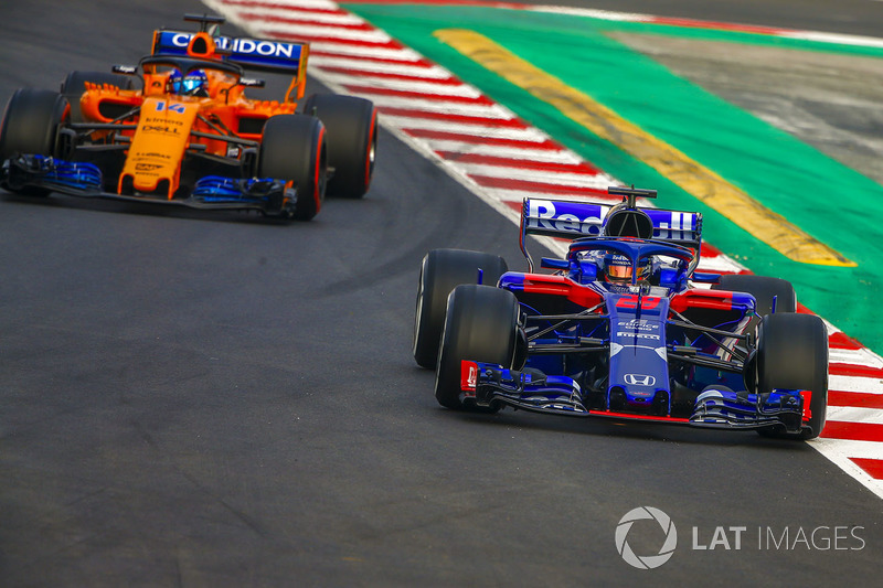 Brendon Hartley, Scuderia Toro Rosso STR13, Fernando Alonso, McLaren MCL33