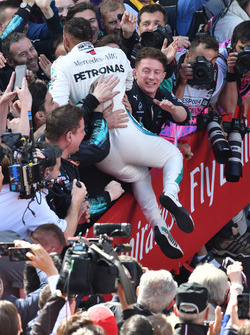 Le vainqueur Lewis Hamilton, Mercedes-AMG F1 fête sa victoire dans le parc fermé