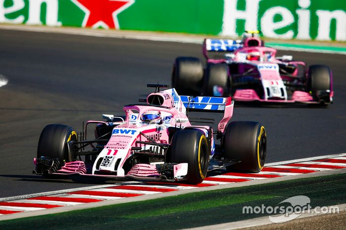 Sergio Perez, Force India VJM11, y Esteban Ocon, Force India VJM11