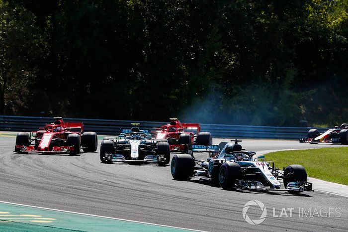 Lewis Hamilton, Mercedes AMG F1 W09, Valtteri Bottas, Mercedes AMG F1 W09, Sebastian Vettel, Ferrari SF71H, and Kimi Raikkonen, Ferrari SF71H, en la salida
