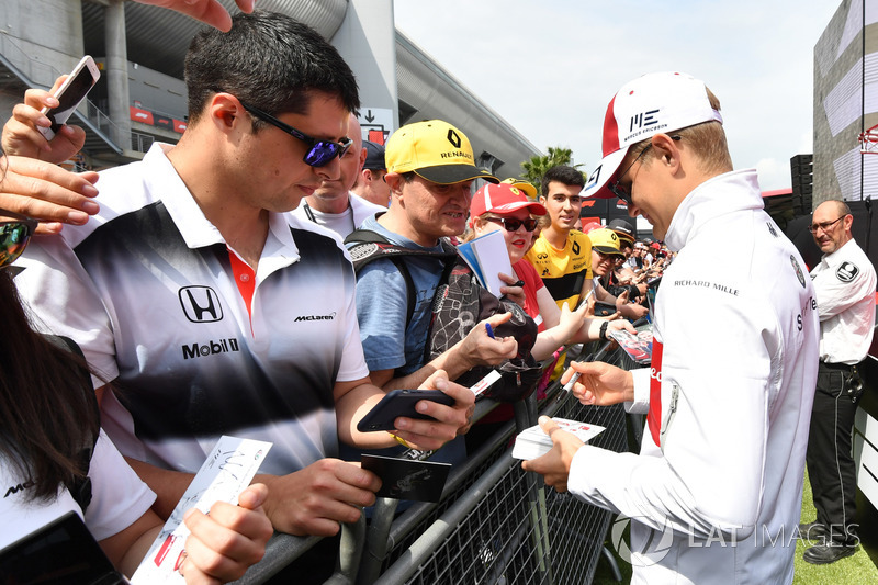 Marcus Ericsson, Sauber, firma autografi ai tifosi