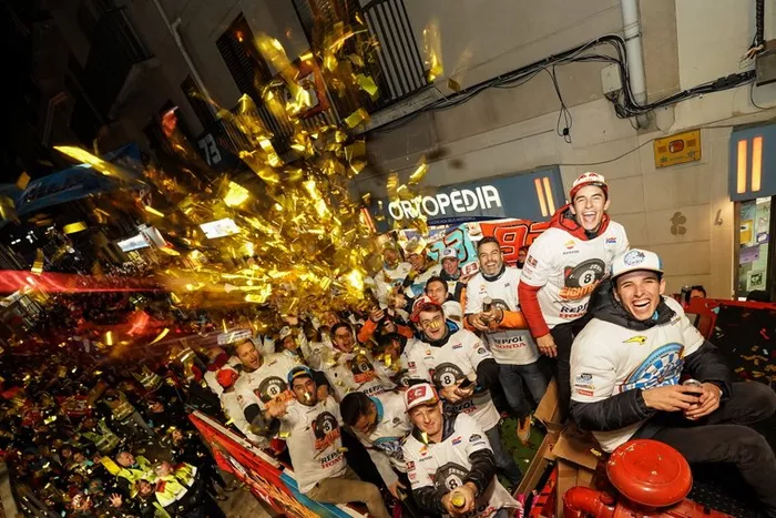 Marc Márquez e il fratello Álex festeggiano i titoli a Cervera