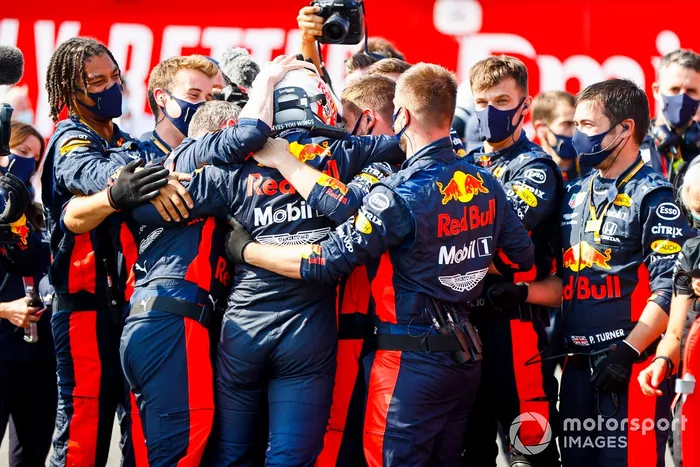 Ganador Max Verstappen, Red Bull Racing, celebra en parc ferme