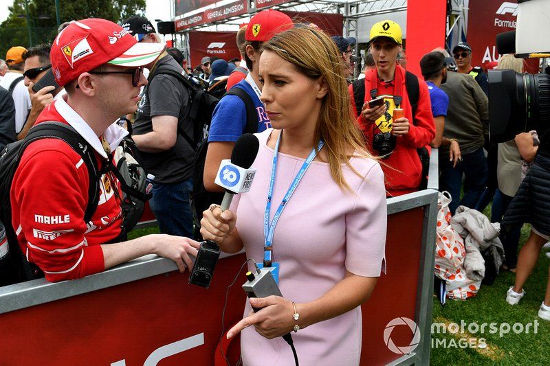 Un miembro de los medios de comunicación habla con los fans