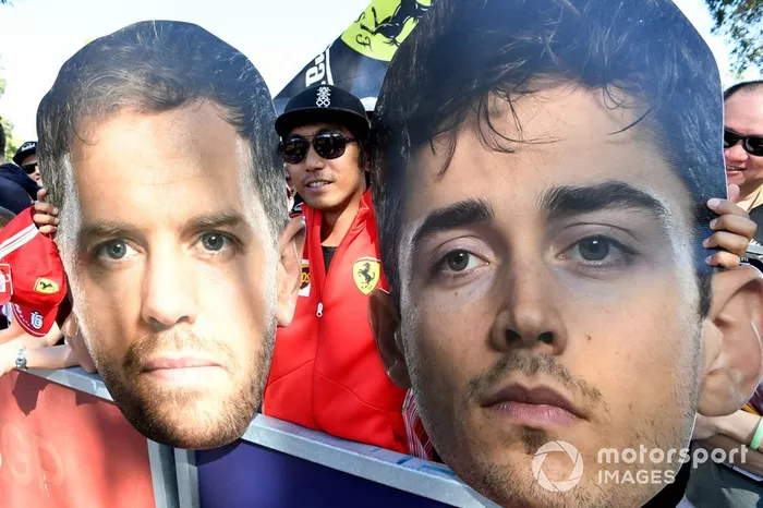 Fans con caretas de Sebastian Vettel, Ferrari y Charles Leclerc, Ferrari