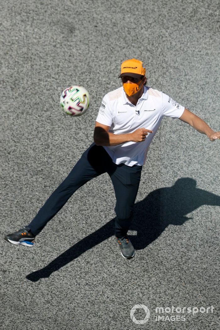 Carlos Sainz Jr., McLaren juega fútbol