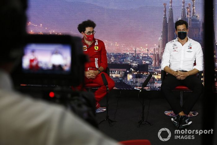 Toto Wolff, Director Ejecutivo Mercedes AMG y Mattia Binotto, Director del equipo Ferrari