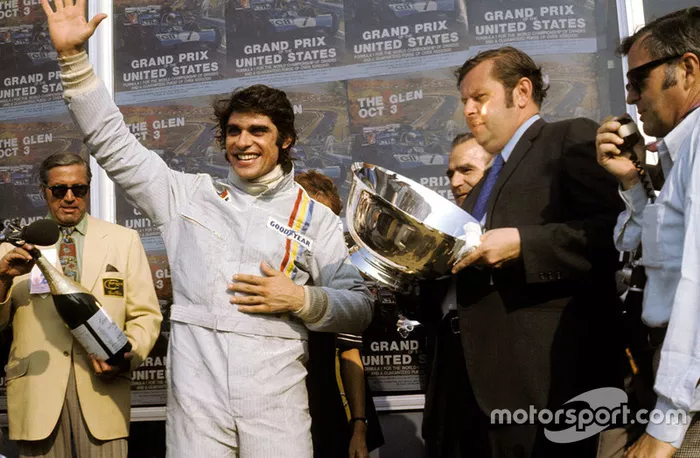 Francois Cevert, Tyrrell, célèbre sa première victoire en F1 sur le podium.