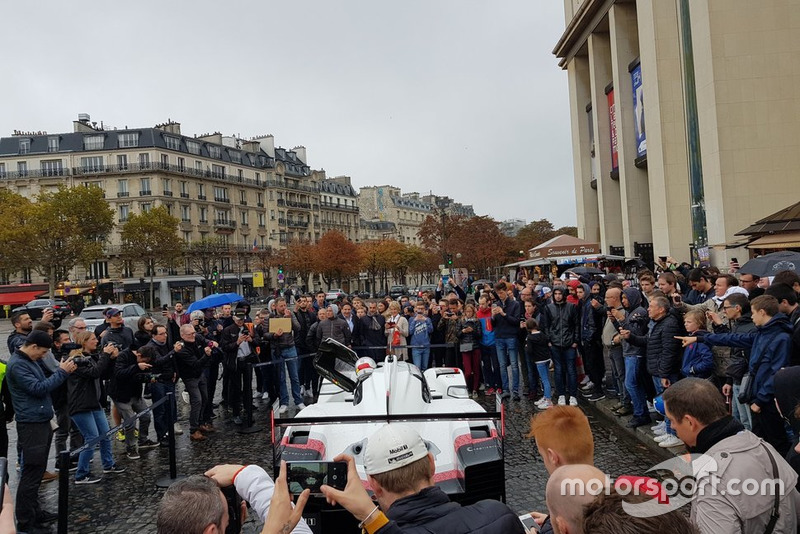 La Porsche 919 Tribute dans les rues de Paris