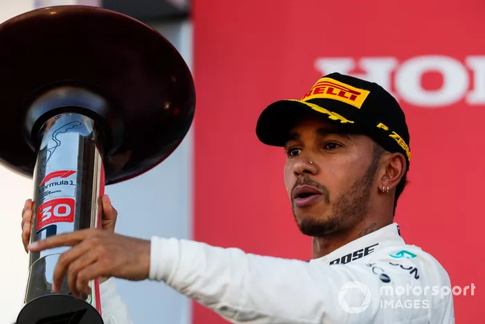 Lewis Hamilton, Mercedes AMG F1, con su trofeo