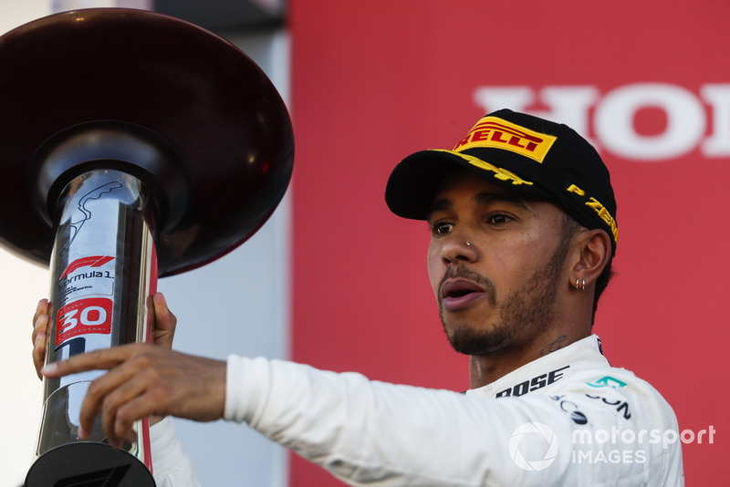 Lewis Hamilton, Mercedes AMG F1, celebra su triunfo con el trofeo