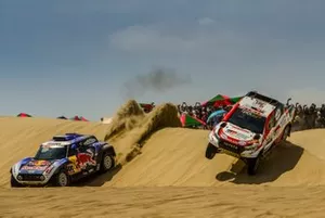 #300 X-Raid Mini JCW Team: Carlos Sainz, #301 Toyota Gazoo Racing SA: Nasser Al-Attiyah
