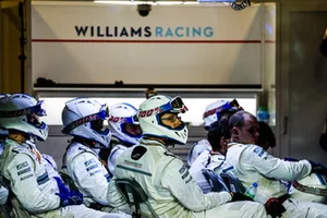 Williams pitcrew in de garage