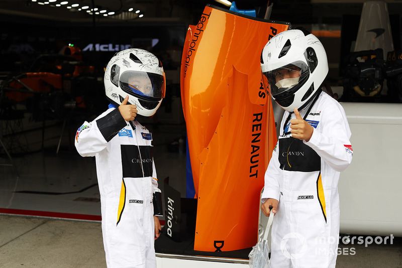 Или в форму McLaren
