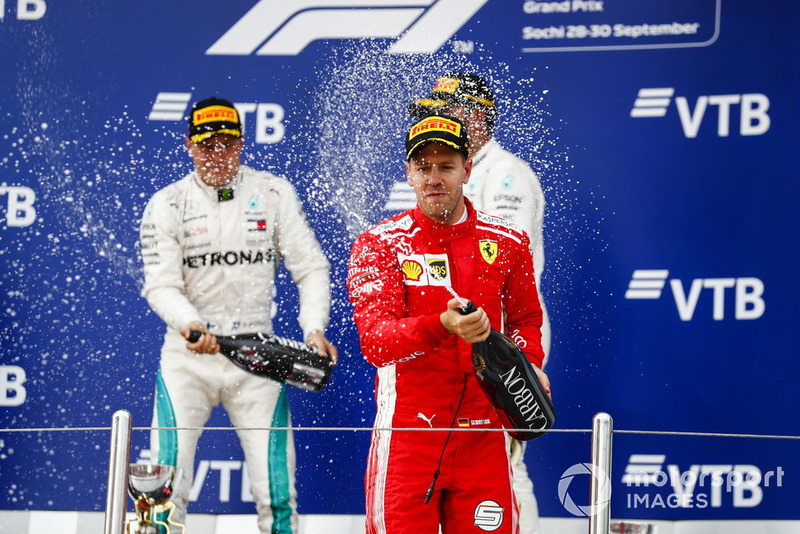 Il secondo classificato Valtteri Bottas, Mercedes AMG F1, il vincitore della gara Lewis Hamilton, Mercedes AMG F1, il terzo classificato Sebastian Vettel, Ferrari, sul podio