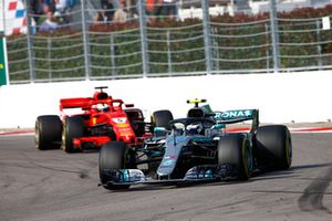 Valtteri Bottas, Mercedes AMG F1 W09 precede Sebastian Vettel, Ferrari SF71H