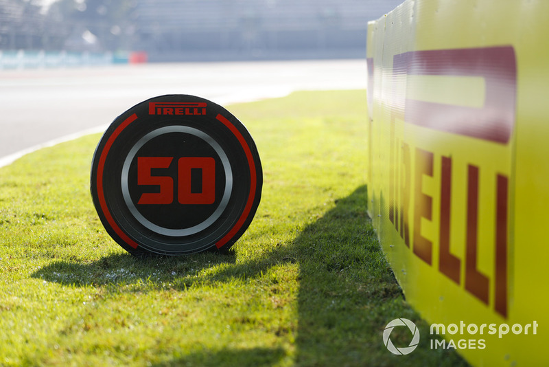 Un indicateur de distance avec le logo Pirelli
