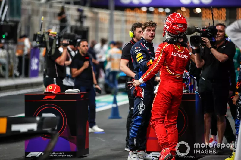 Max Verstappen, Red Bull Racing, en pole position, Charles Leclerc, Scuderia Ferrari, dans la voie des stands.
