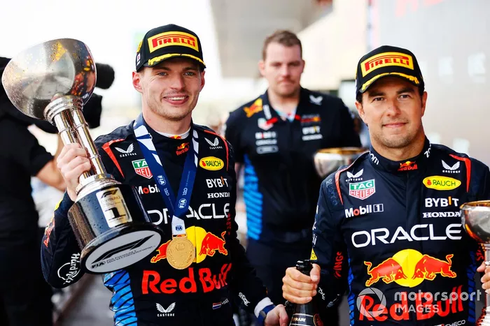 Max Verstappen, Red Bull Racing, 1ère position, et Sergio Perez, Red Bull Racing, 2ème position, quittent le podium avec leurs trophées.